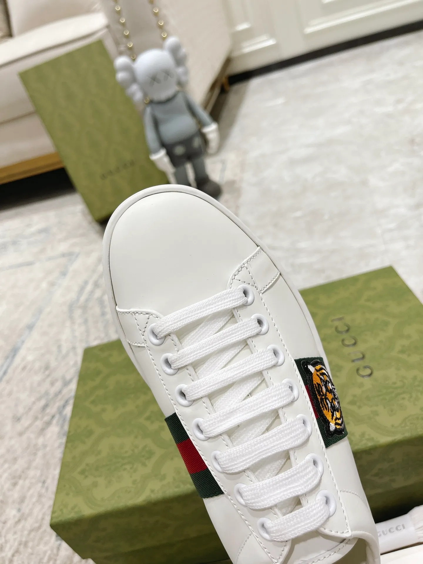 👟👟Ex-factory price 440👟👟 Women's shoe factory GUCCi's latest anti-counterfeiting line classic sports lace-up white shoes for couples ☝︎57 layouts of the whole series are shipped with high quality★ Color matching is being updated continuously... 🔥Look for our upgraded version quality, original mold opening ✔️Original last shape ✔ Everything is authentic from the inside out🥊 🍬Material: 🔸The upper is made of Italian cowhide imported from the original factory. The comfort and softness are higher than ordinary cowhide from domestic factories. ➕Full cowhide lining and foot pads. The lining adopts the same lasting method as the original. The midsole is also printed with double G and the insole is also original molded. 3D craftsmanship❗���Different from ordinary products in the market❗️➕The outsole adopts the original high-density one-to-one sole➕⚠️The snakeskin tail is consistent with the authentic color, and the real snakeskin is a small piece➕🗯The embroidered patches are also authentic. After disassembly, each color comparison is accurate before shipment‼ ️ Shoe size: Female 35-40 Male 39-44